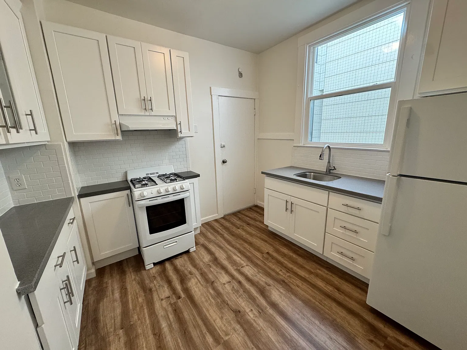 1 bed, 1.0 bath, 750 sqft, $4,300 — Photo 2