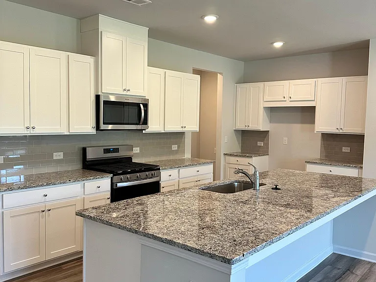 731 Point Place Dr — Photo 2