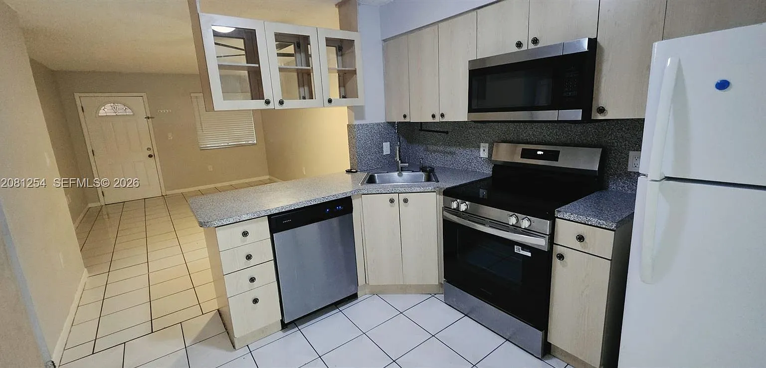 Alameda Tower 6 Condo — Photo 4