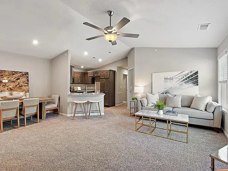 2 bed, 1051 sqft, $1,600 — Photo 2