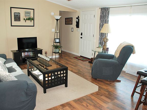 3rd image of 712 East Ln