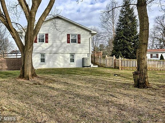 4th image of 201 Meadow Dr