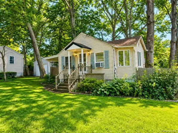 86 N Evergreen Drive, Selden, NY 11784