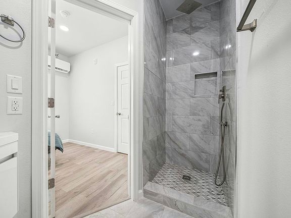 5th image of 2813 Church St #A