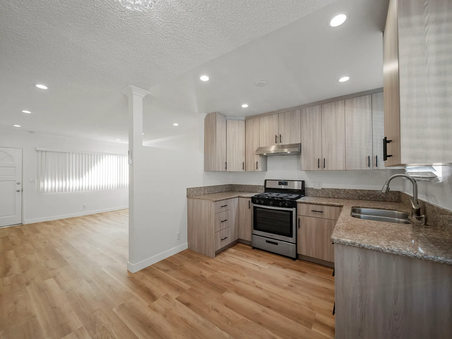 2 bed, 1011 sqft, $2,500 — Photo 4