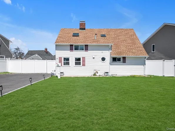 29 Cutter Lane, Levittown, NY 11756