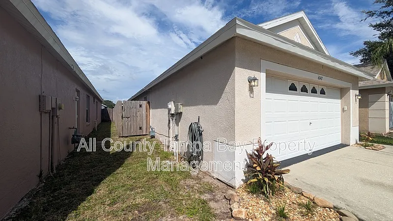 3 bed, 2.0 bath, 1112 sqft, $2,100 — Photo 2