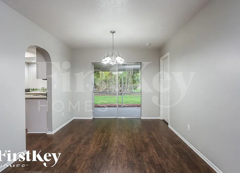 3423 SE 8th Pl — Photo 5