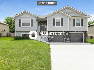 1501 N 9th St E, Louisburg, KS 66053
