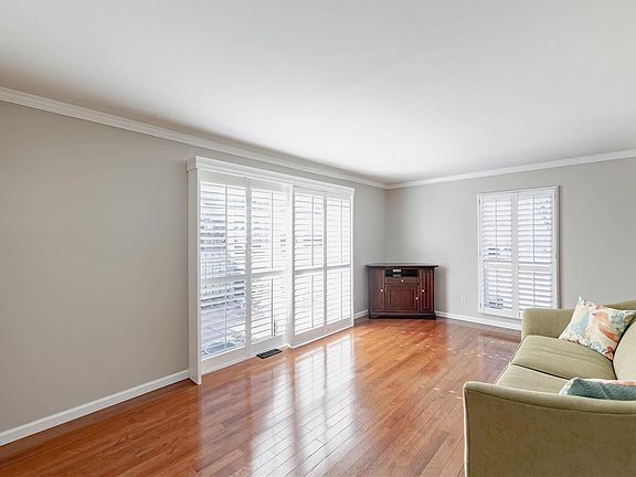 2nd image of 424 Colony Woods Dr