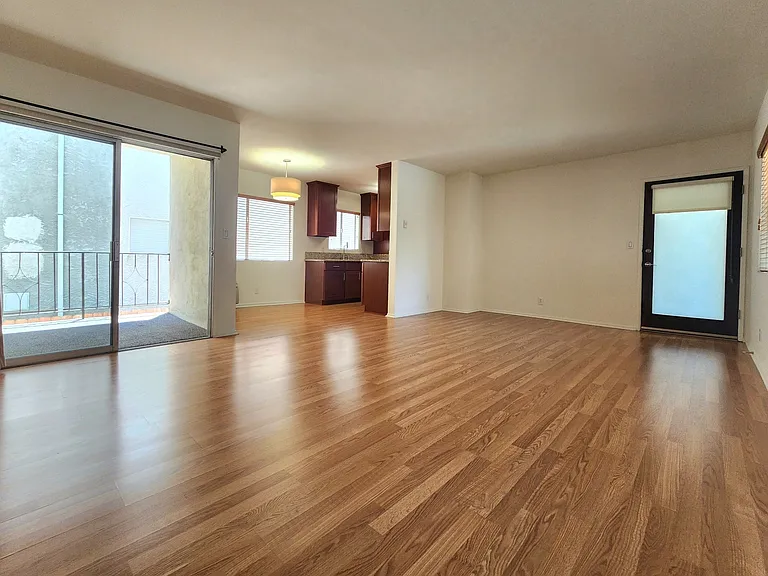 1850 Greenfield Ave #8 — Photo 4