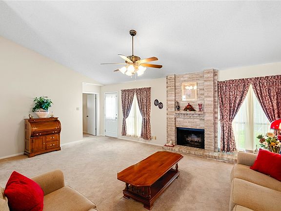 4th image of 2433 Windsong Dr