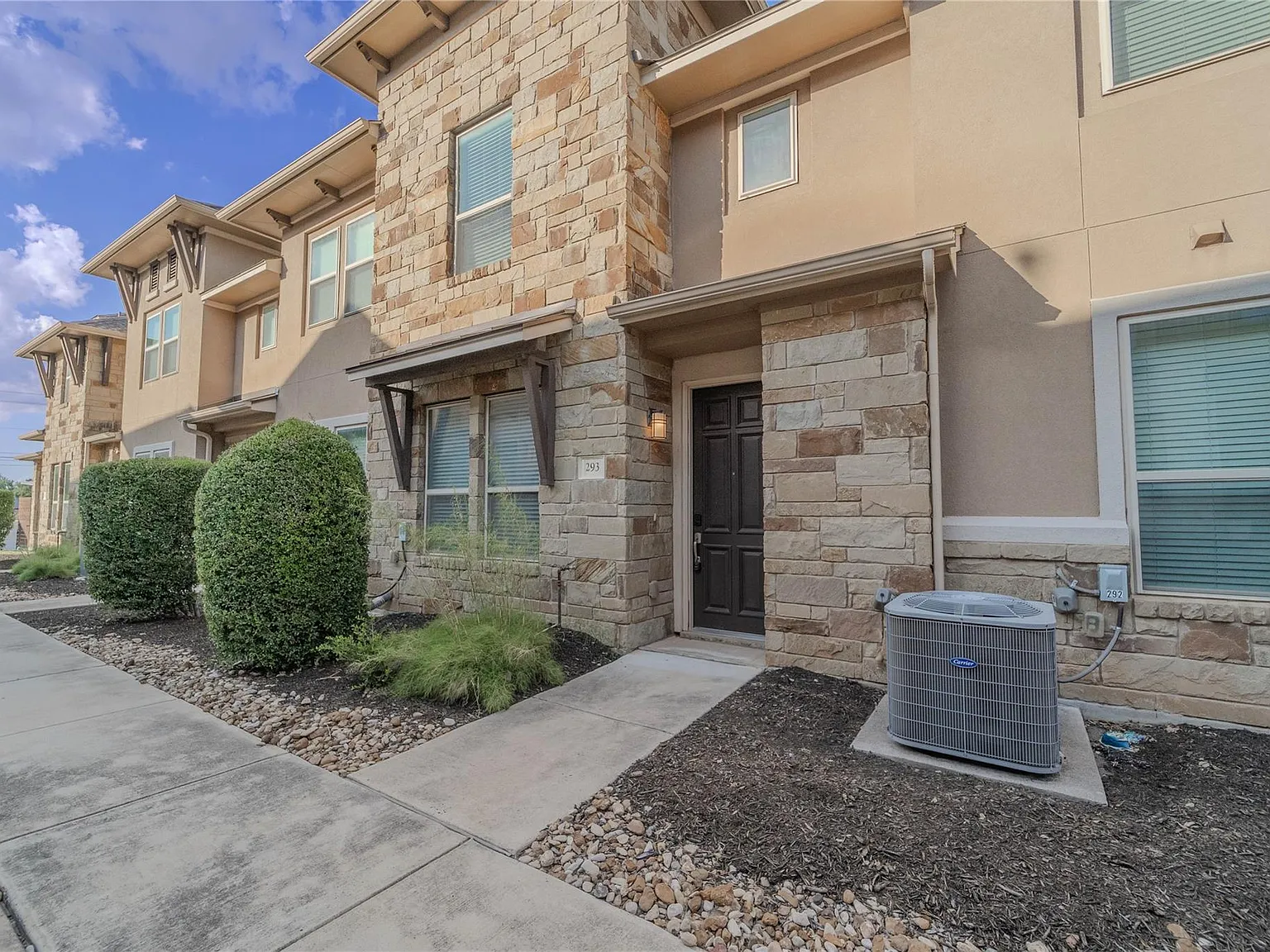 3 bed, 2.5 bath, 1779 sqft, $2,100 — Photo 2