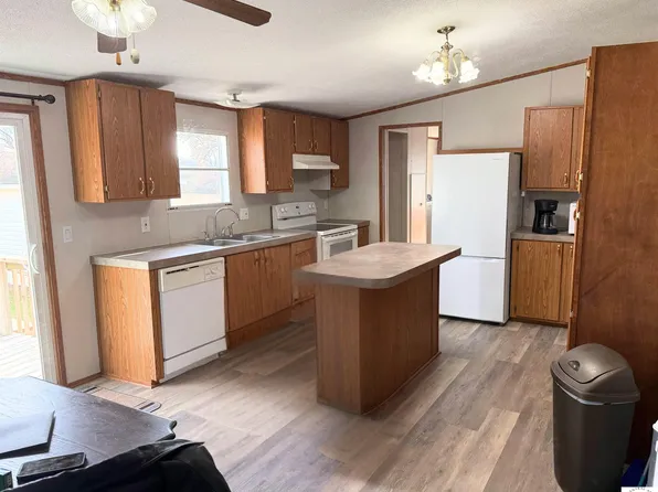 600 S 7th St, Deepwater, MO 64740