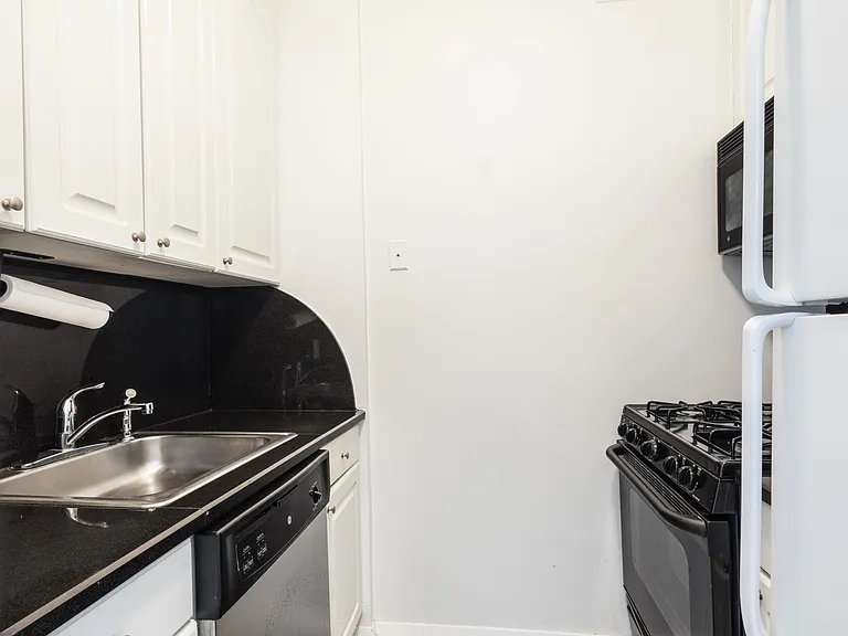 524 E 72nd St #26B — Photo 6