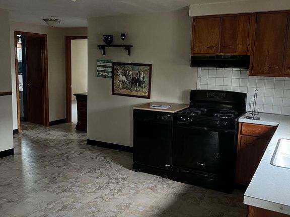 3rd image of 49 Lemans Dr