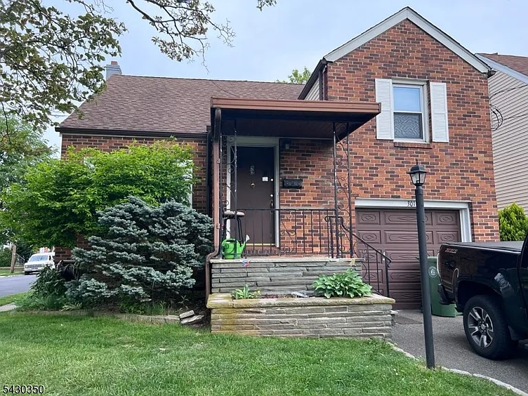 301 W Elm St — Photo 1