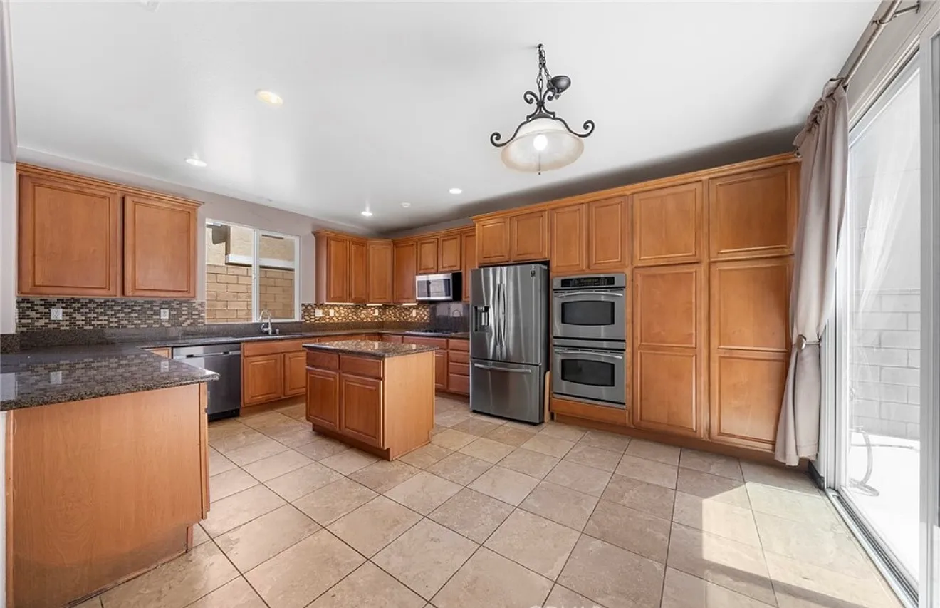 6 bed, 4868 sqft, $850 — Photo 4