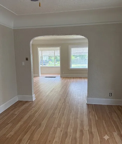 937 Howard St — Photo 5
