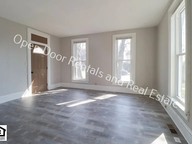 210 W 4th St — Photo 3