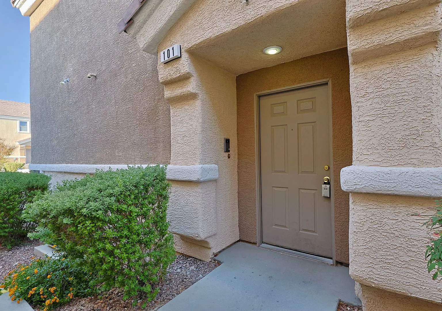 Gorgeous 2 Story Townhome in Gated Community! — Photo 2