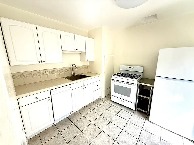 3923 Centre St #H — Photo 4