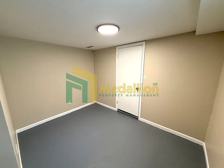 11004 S Eberhart Ave — Photo 16