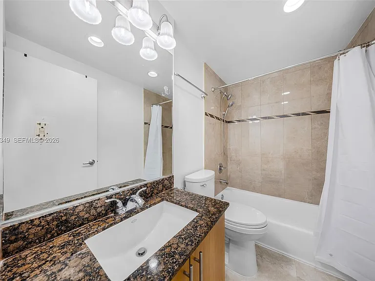 7501 E Treasure Dr #7M — Photo 25