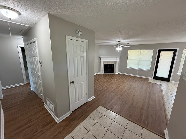 147 Waverly Cir — Photo 2