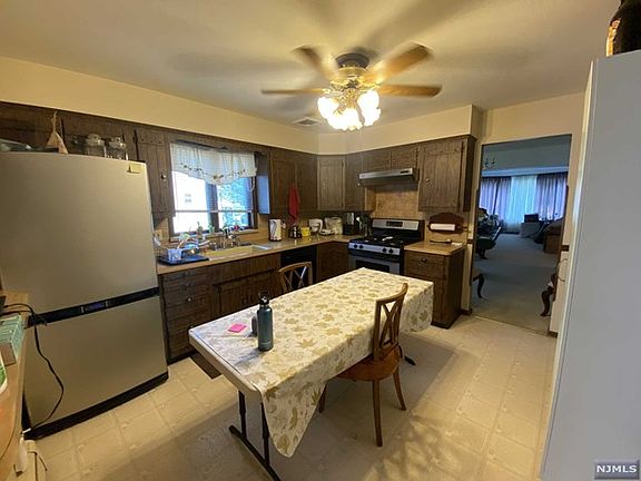 4th image of 541 New York Ave Floor 2