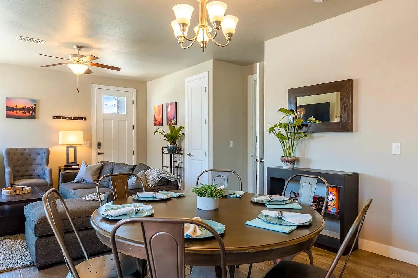 2556 W Clement Cir — Photo 4