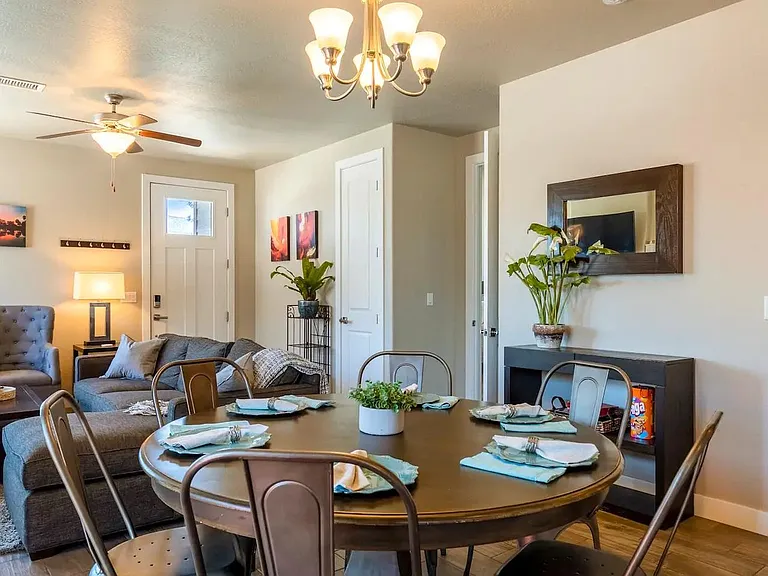 2556 W Clement Cir — Photo 4