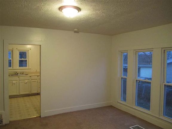 1420 Lyons Dining Room