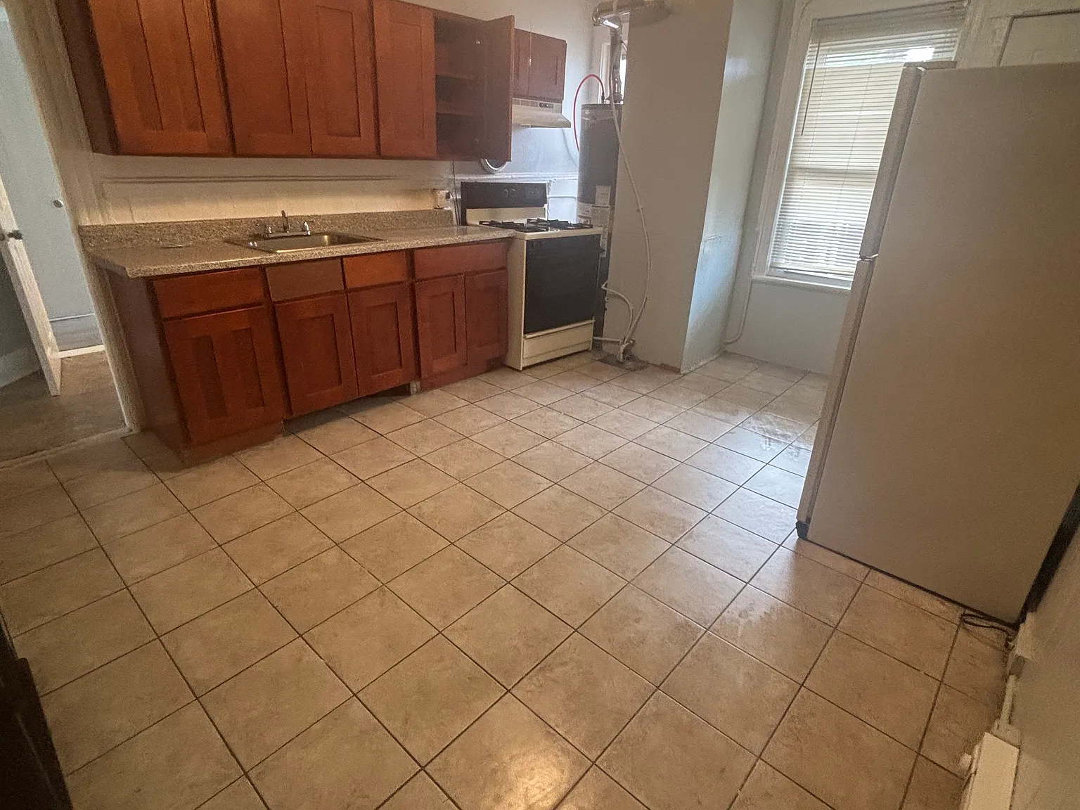 3 bed, 1050 sqft, $1,550 — Photo 1