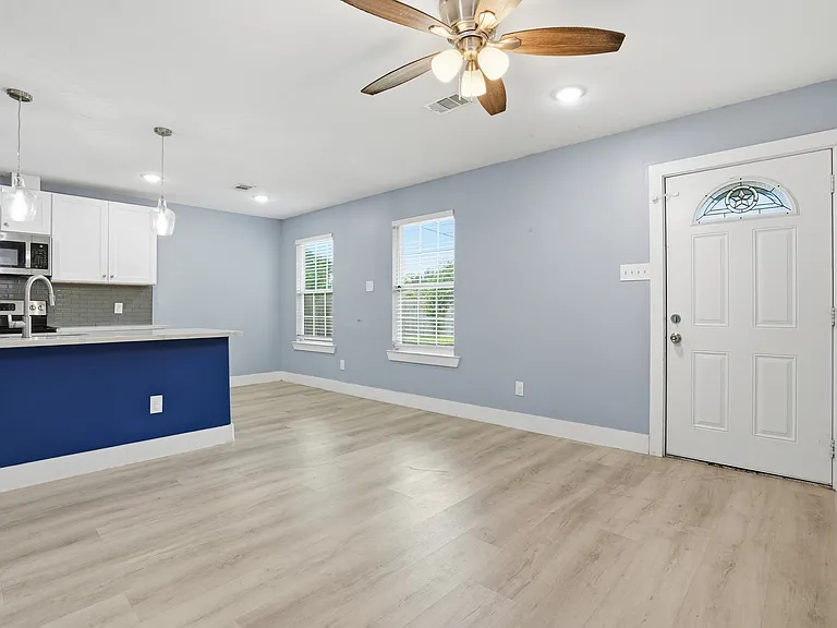 1010 Clinton Park St — Photo 4