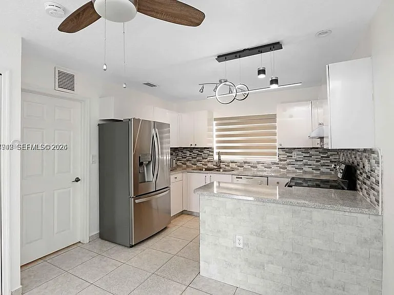 242 E 3rd St #205 — Photo 6