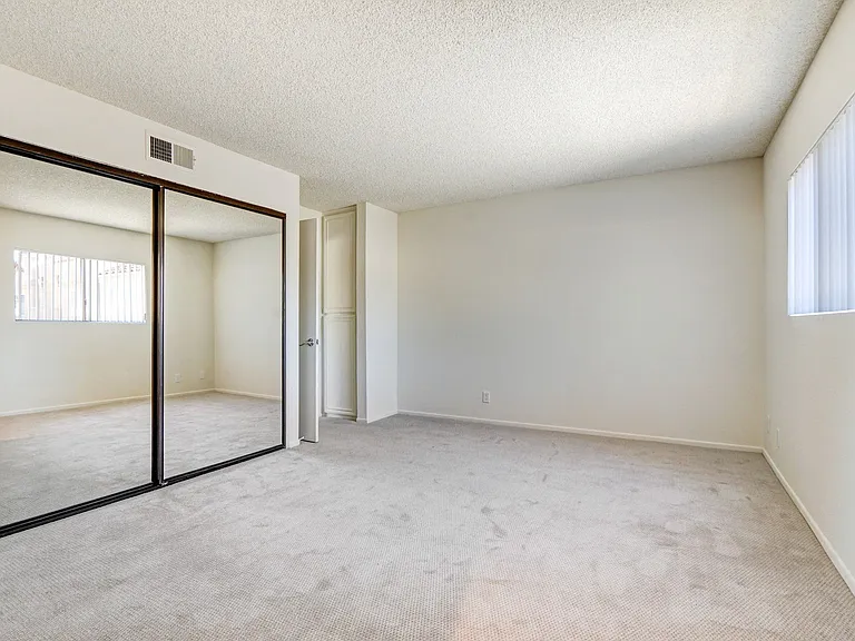 11325 Morrison St — Photo 106