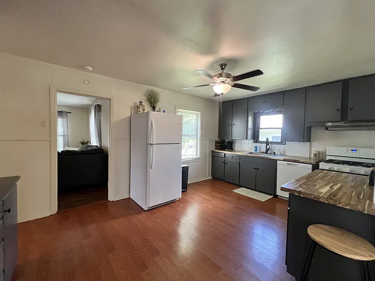 1519 S 43rd St — Photo 14