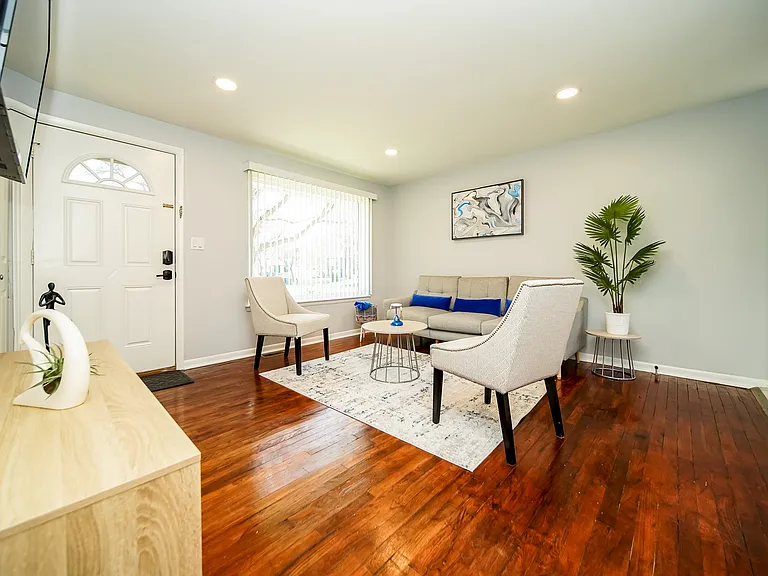 Hemlock Dr — Photo 2