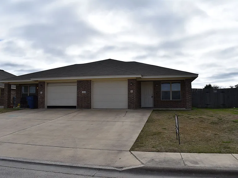 205 Coby Dr — Photo 2