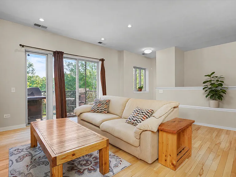 1112 W Washburne Ave #301 — Photo 5
