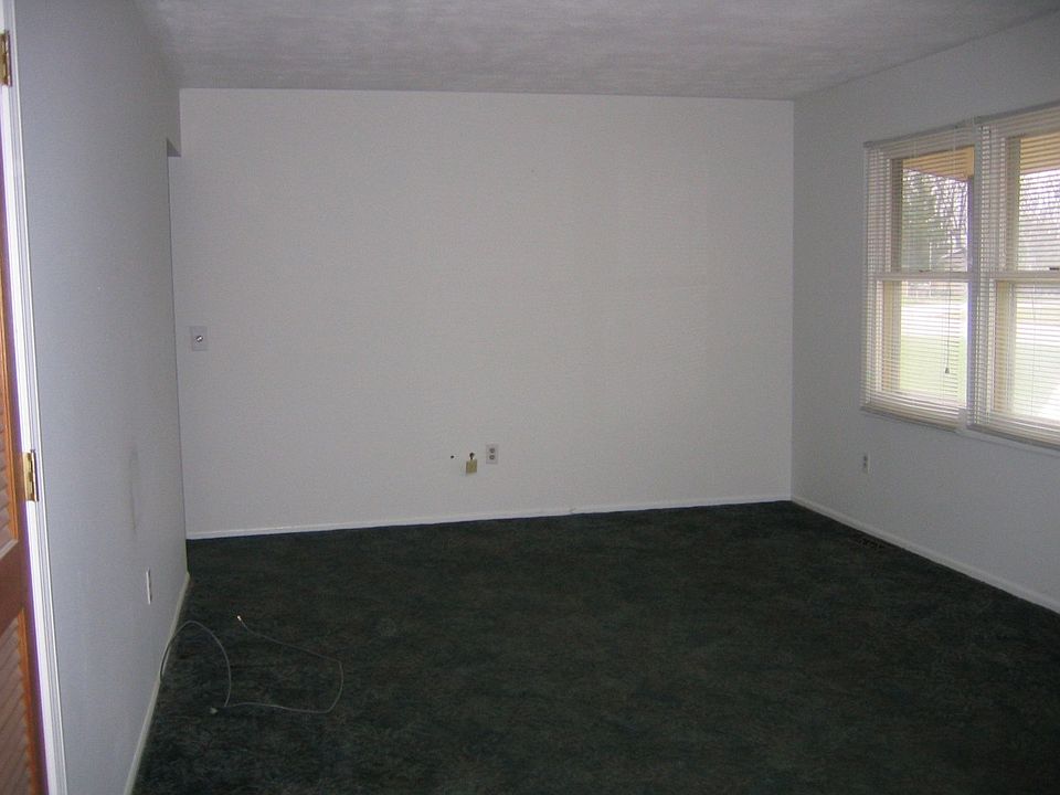 2nd image of 406 W Woodcreek Dr