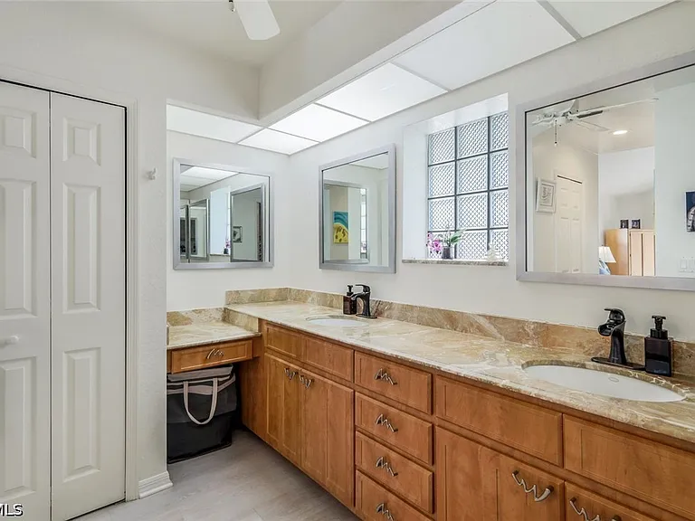 2556 SW 28th Pl — Photo 17