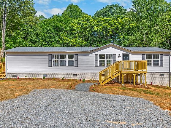 2nd image of 1100 Sandy Ln