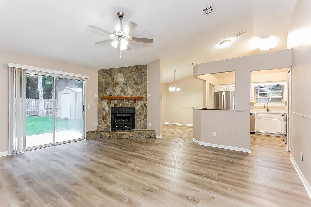 3 bed, 2.0 bath, 1319 sqft, $1,770 — Photo 4