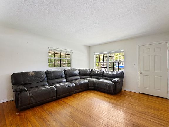 5th image of 2539 Krueger Ln