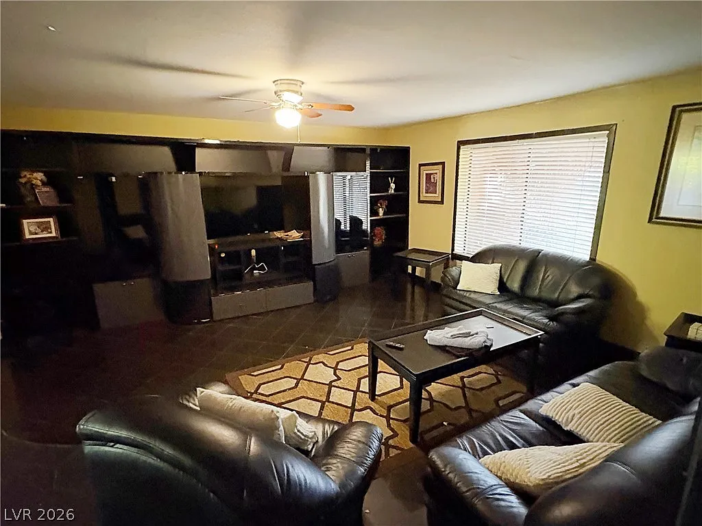 3 bed, 2.0 bath, 2238 sqft, $2,900 — Photo 3