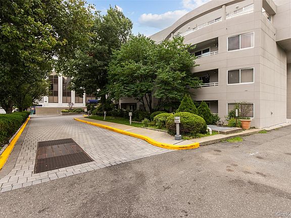 3rd image of 100 Cuttermill Rd APT 4V