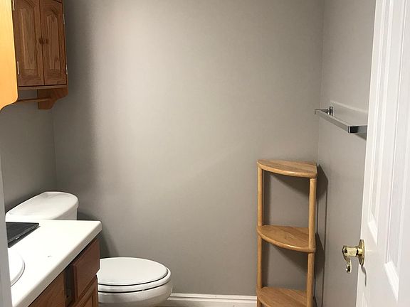 Main level 1/2 bath
