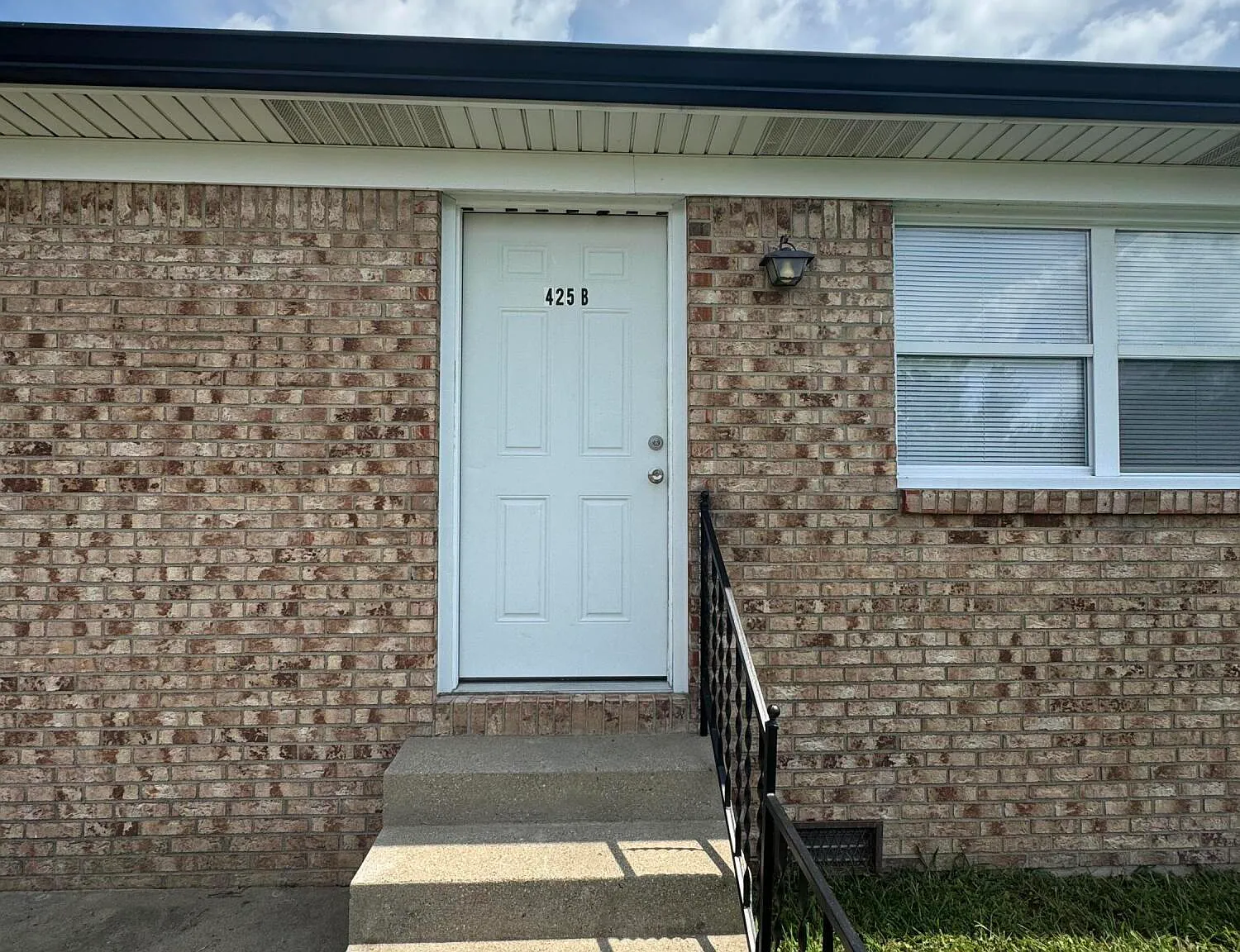 2 bed, 1.0 bath, $1,050 — Photo 2